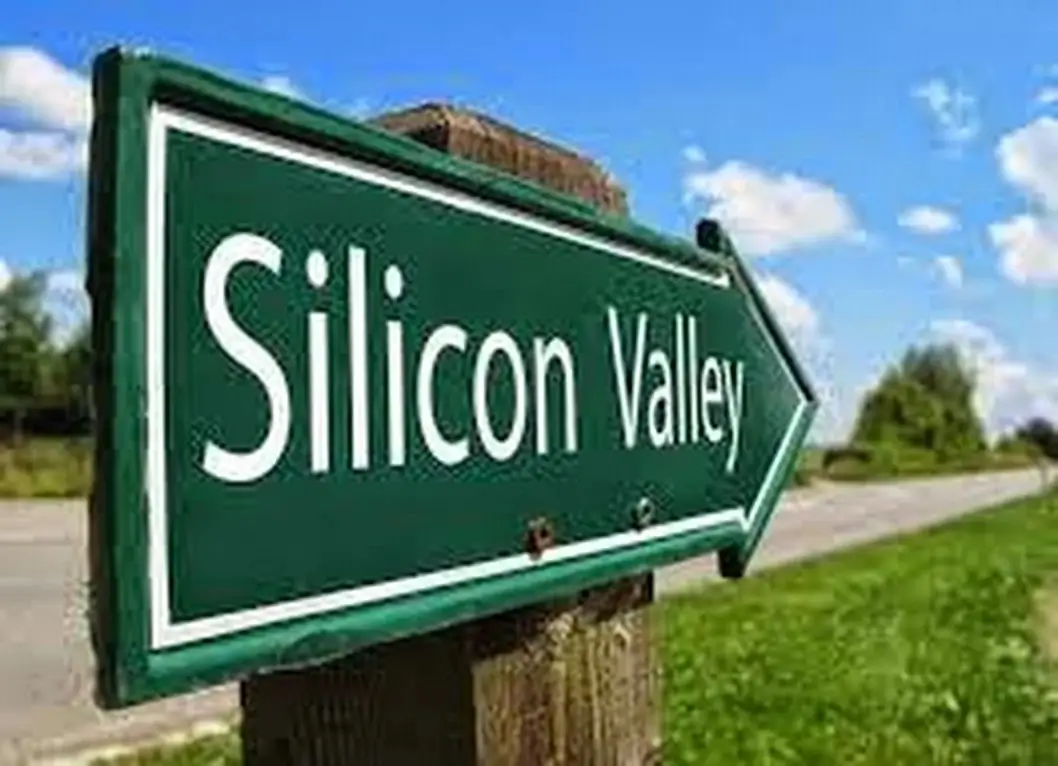 Letrero direccional verde que dice Silicon Valley junto a una carretera rural